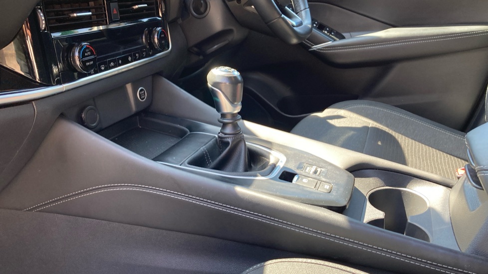 Nissan Qashqai 1.3 DiG-T MH N-Connecta 5dr Petrol Hatchback - Image 13