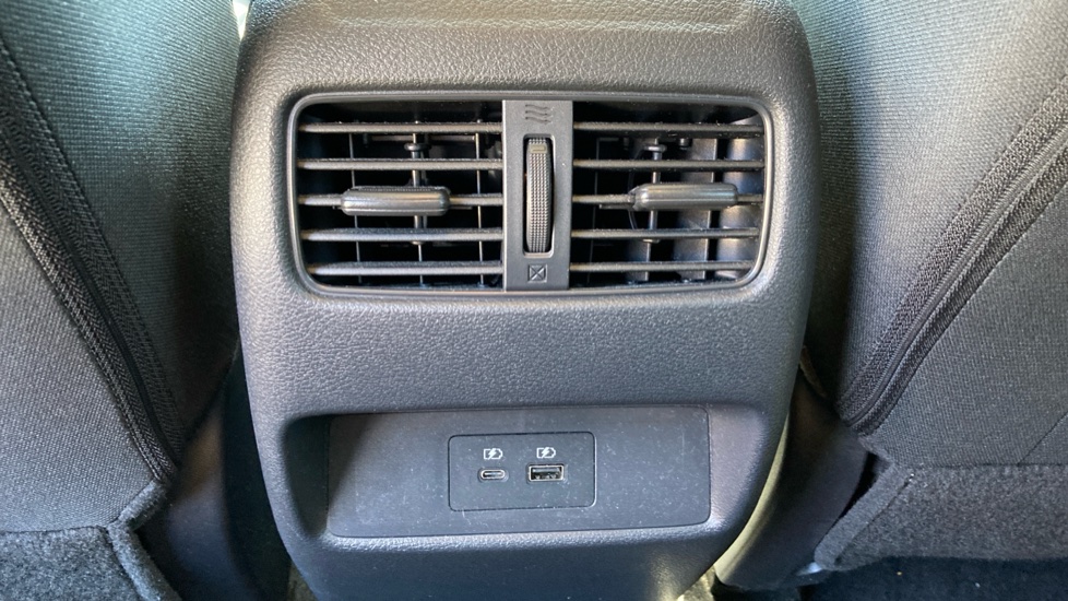 Nissan Qashqai 1.3 DiG-T MH N-Connecta 5dr Petrol Hatchback - Image 21