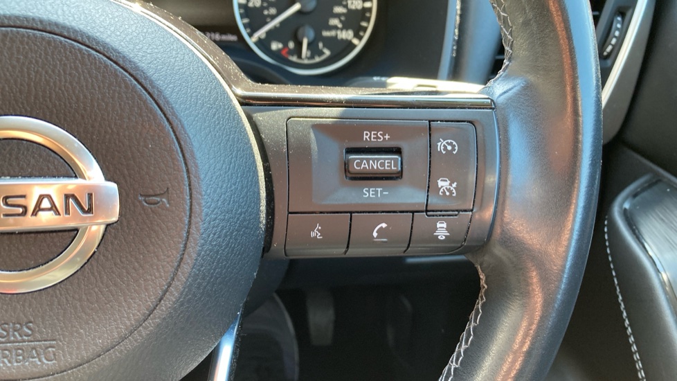 Nissan Qashqai 1.3 DiG-T MH N-Connecta 5dr Petrol Hatchback - Image 28