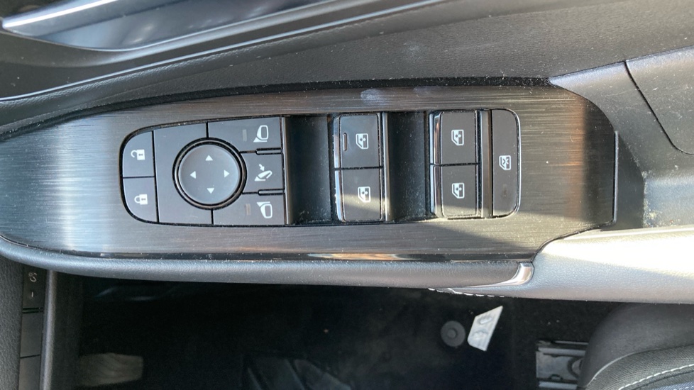 Nissan Qashqai 1.3 DiG-T MH N-Connecta 5dr Petrol Hatchback - Image 29
