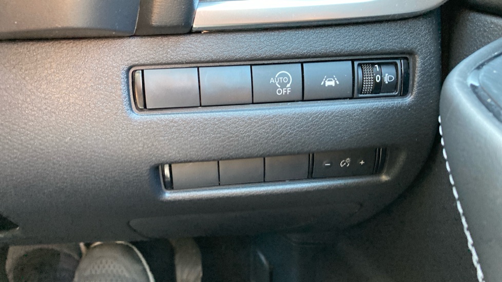 Nissan Qashqai 1.3 DiG-T MH N-Connecta 5dr Petrol Hatchback - Image 30
