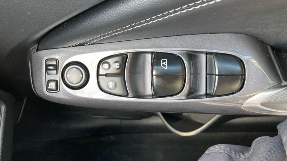 Nissan Juke 1.0 DiG-T 114 N-Connecta 5dr Petrol Hatchback - Image 28