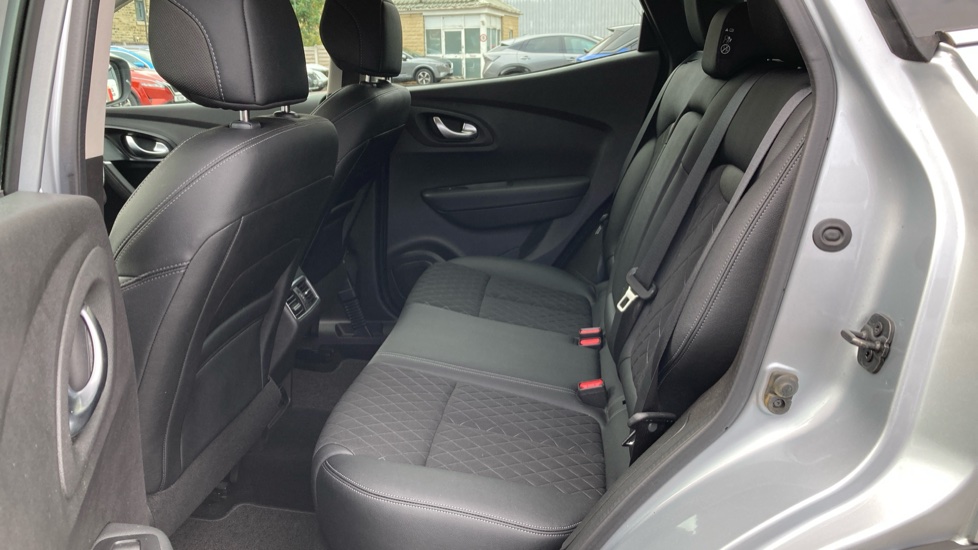 Renault Kadjar 1.3 TCE Iconic 5dr EDC Petrol Hatchback - Image 16