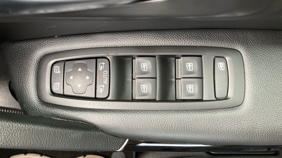 Renault Kadjar 1.3 TCE Iconic 5dr EDC Petrol Hatchback - Image 30