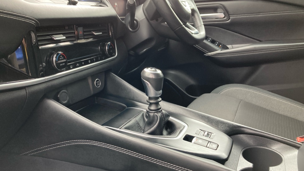 Nissan Qashqai 1.3 DiG-T MH N-Connecta 5dr Petrol Hatchback - Image 13