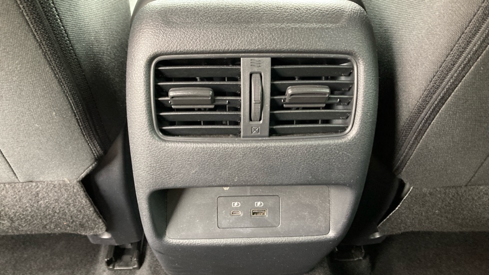 Nissan Qashqai 1.3 DiG-T MH N-Connecta 5dr Petrol Hatchback - Image 22