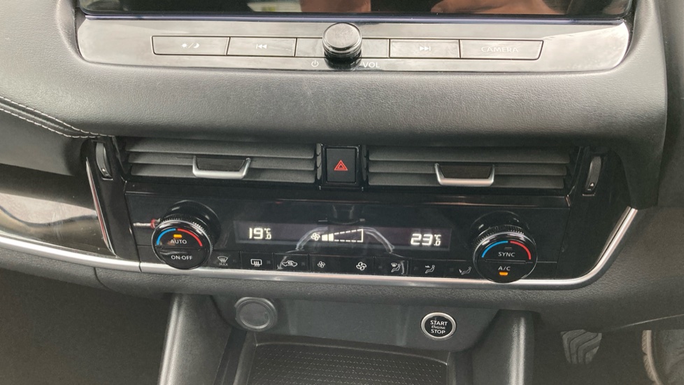 Nissan Qashqai 1.3 DiG-T MH N-Connecta 5dr Petrol Hatchback - Image 26