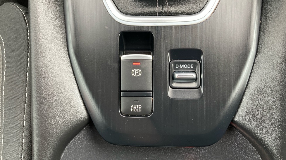 Nissan Qashqai 1.3 DiG-T MH N-Connecta 5dr Petrol Hatchback - Image 27