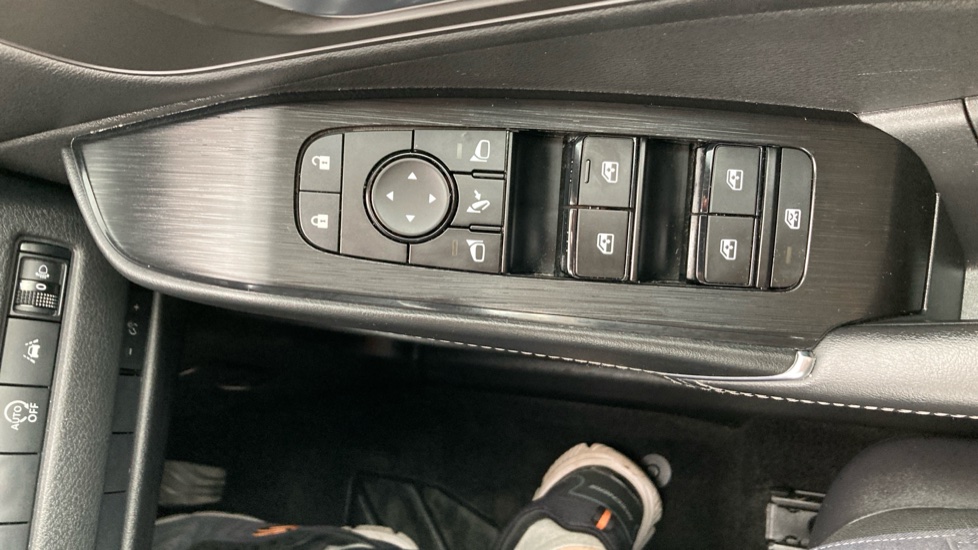 Nissan Qashqai 1.3 DiG-T MH N-Connecta 5dr Petrol Hatchback - Image 32