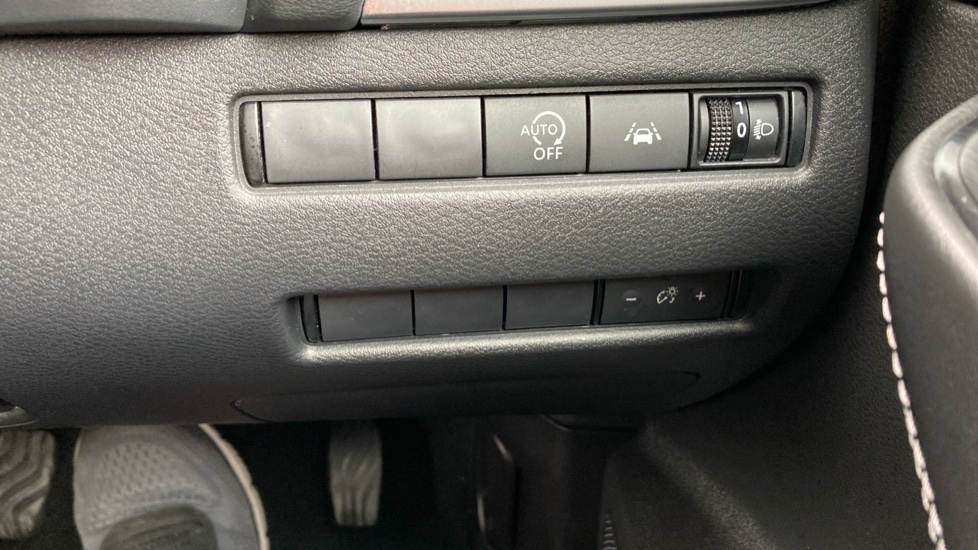 Nissan Qashqai 1.3 DiG-T MH N-Connecta 5dr Petrol Hatchback - Image 33