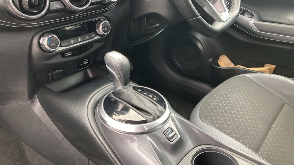 Nissan Juke 1.6 Hybrid N-Connecta 5dr Auto Hybrid Hatchback - Image 13