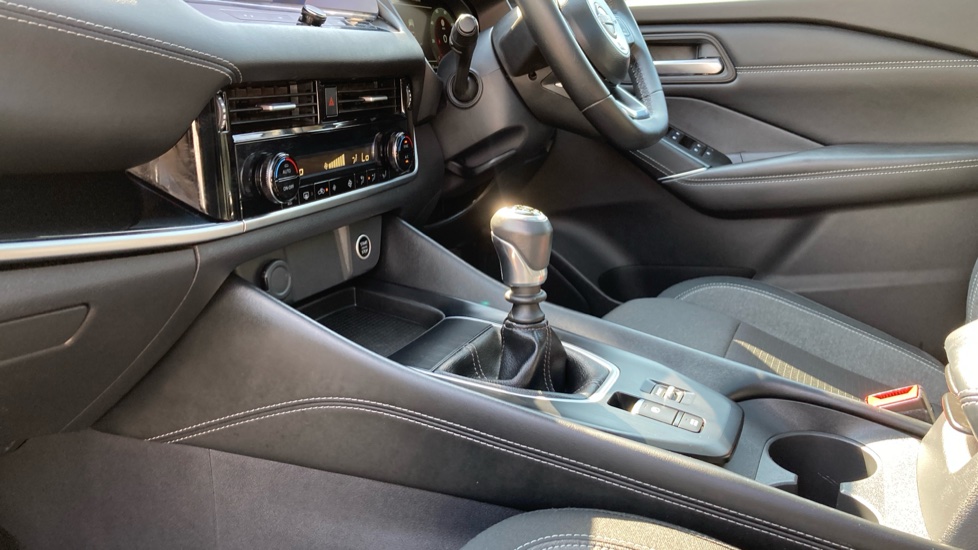 Nissan Qashqai 1.3 DiG-T MH N-Connecta 5dr Petrol Hatchback - Image 13