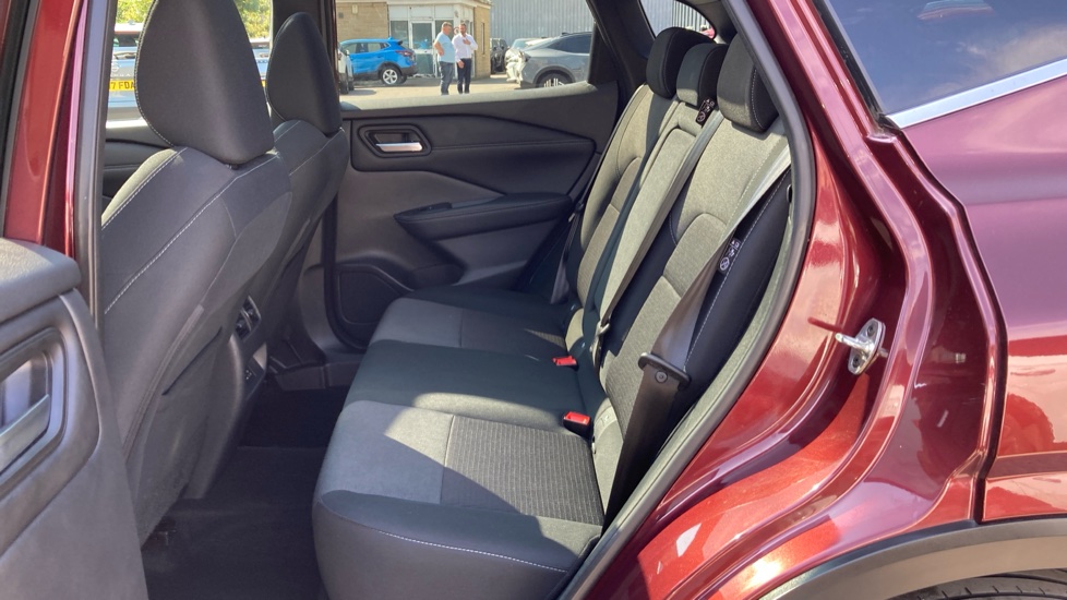 Nissan Qashqai 1.3 DiG-T MH N-Connecta 5dr Petrol Hatchback - Image 16