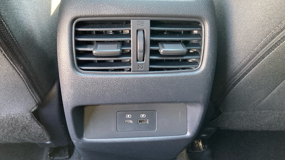 Nissan Qashqai 1.3 DiG-T MH N-Connecta 5dr Petrol Hatchback - Image 22