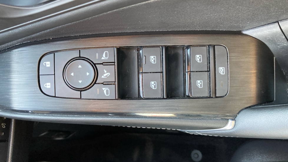Nissan Qashqai 1.3 DiG-T MH N-Connecta 5dr Petrol Hatchback - Image 32