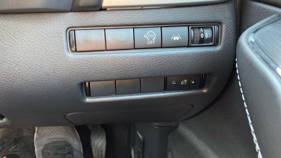 Nissan Qashqai 1.3 DiG-T MH N-Connecta 5dr Petrol Hatchback - Image 33