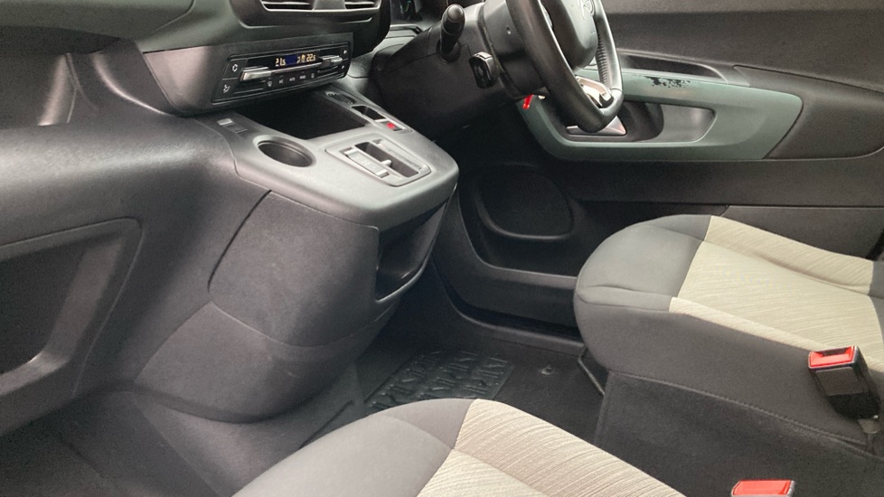 Citroen Berlingo 100kW Flair XTR M 50kWh 5dr Auto Electric Estate - Image 13