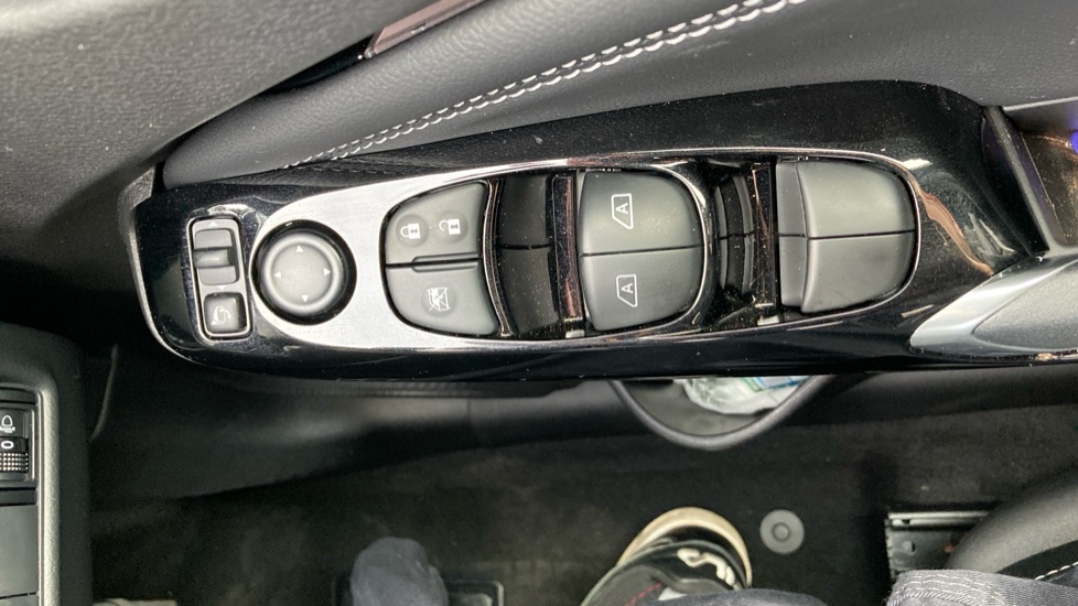 Nissan Juke 1.6 Hybrid Tekna 5dr Auto Hybrid Hatchback - Image 31