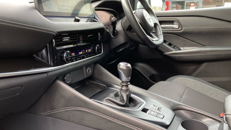 Nissan Qashqai 1.3 DiG-T MH N-Connecta 5dr Petrol Hatchback - Image 13
