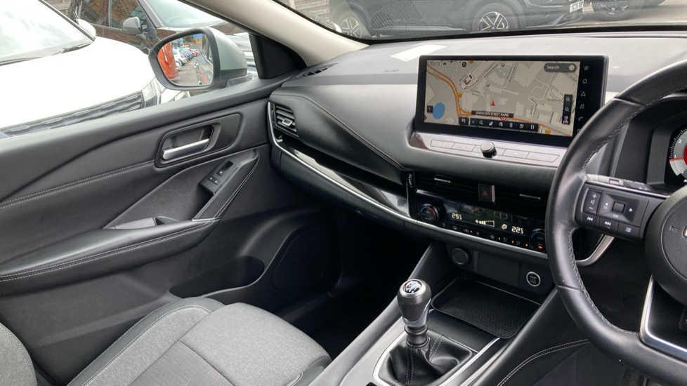 Nissan Qashqai 1.3 DiG-T MH N-Connecta 5dr Petrol Hatchback - Image 14