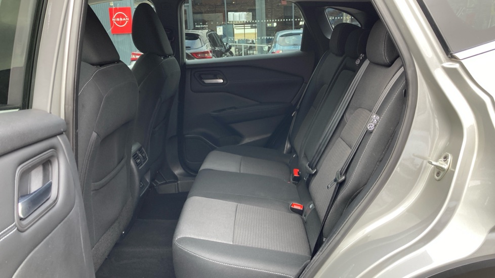 Nissan Qashqai 1.3 DiG-T MH N-Connecta 5dr Petrol Hatchback - Image 16