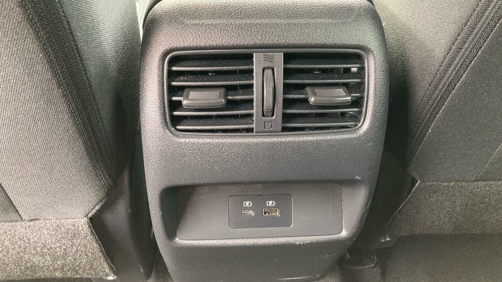 Nissan Qashqai 1.3 DiG-T MH N-Connecta 5dr Petrol Hatchback - Image 21