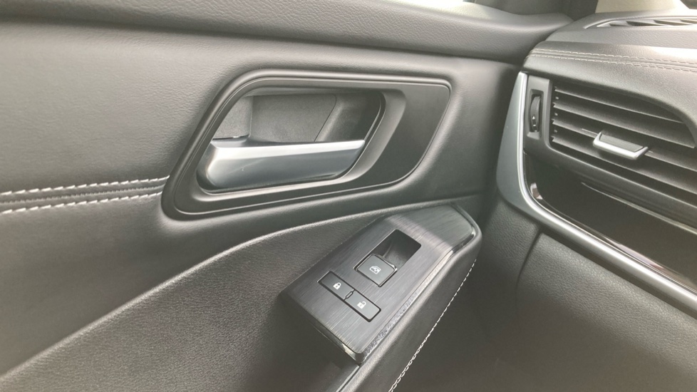 Nissan Qashqai 1.3 DiG-T MH N-Connecta 5dr Petrol Hatchback - Image 22