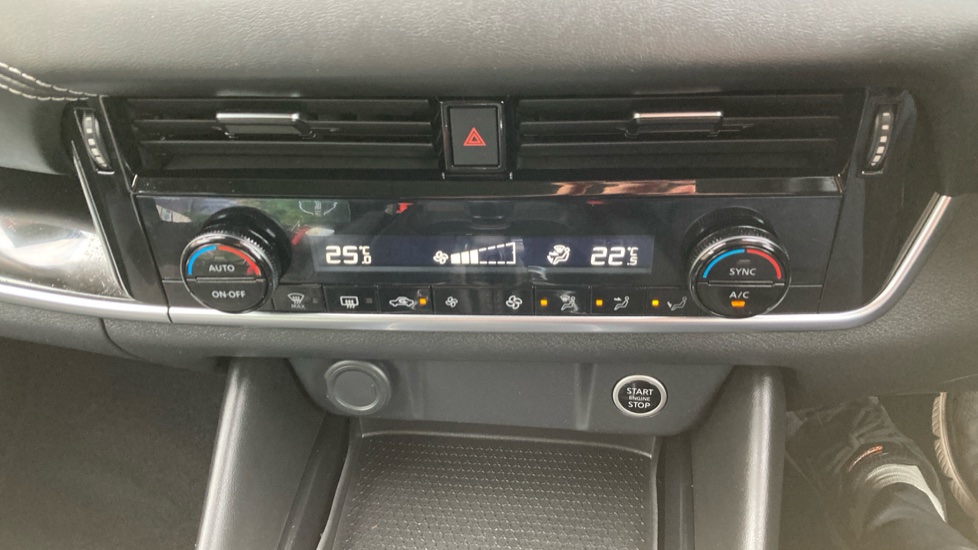 Nissan Qashqai 1.3 DiG-T MH N-Connecta 5dr Petrol Hatchback - Image 25