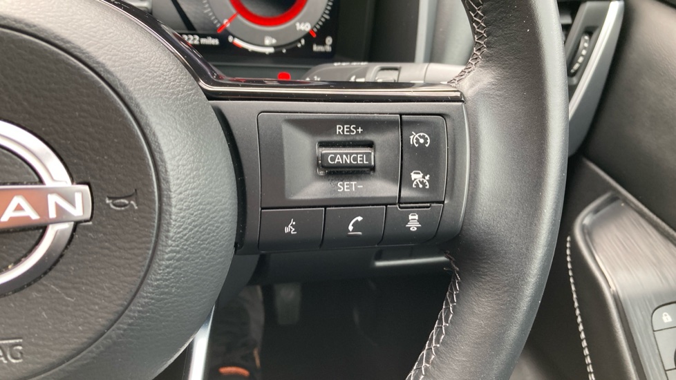 Nissan Qashqai 1.3 DiG-T MH N-Connecta 5dr Petrol Hatchback - Image 30