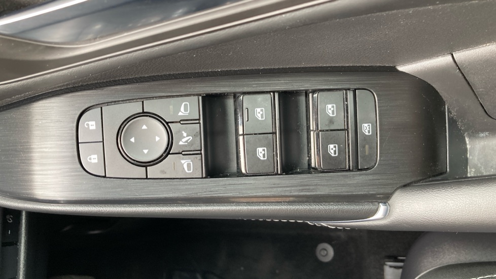 Nissan Qashqai 1.3 DiG-T MH N-Connecta 5dr Petrol Hatchback - Image 31