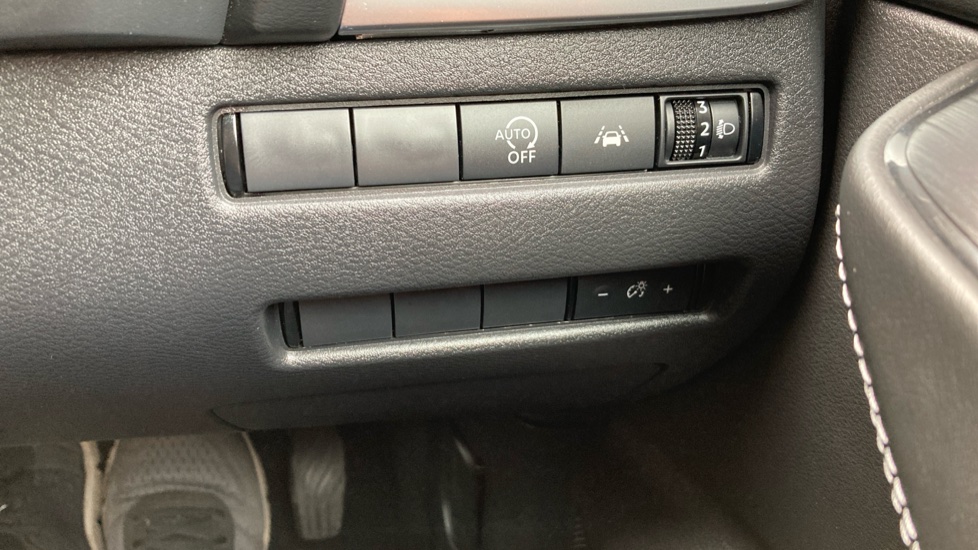 Nissan Qashqai 1.3 DiG-T MH N-Connecta 5dr Petrol Hatchback - Image 32