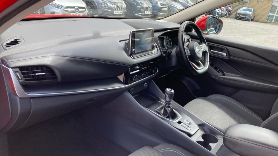 Nissan Qashqai 1.3 DiG-T MH Acenta Premium 5dr Petrol Hatchback - Image 9