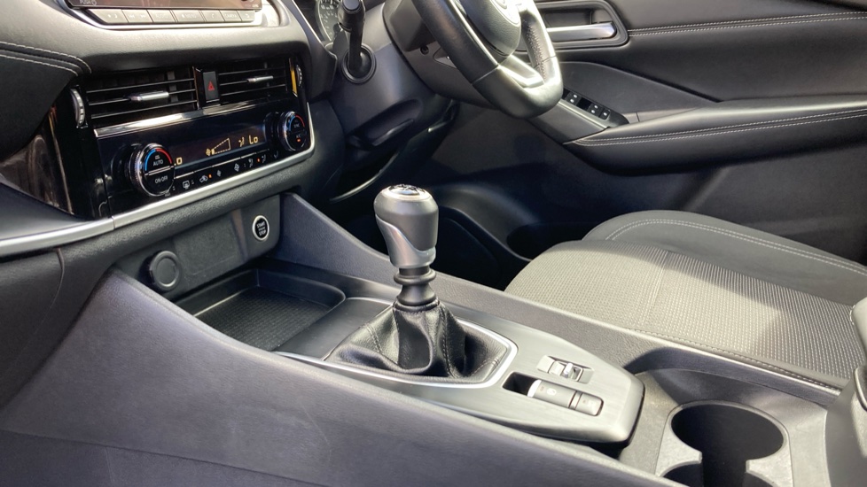 Nissan Qashqai 1.3 DiG-T MH Acenta Premium 5dr Petrol Hatchback - Image 13
