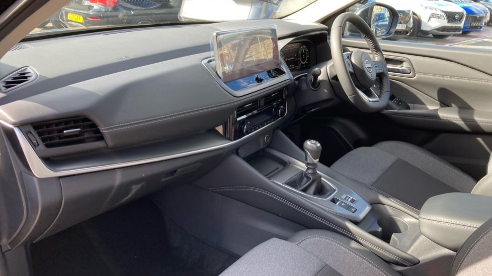 Nissan Qashqai 1.3 DiG-T MH N-Connecta 5dr Petrol Hatchback - Image 9