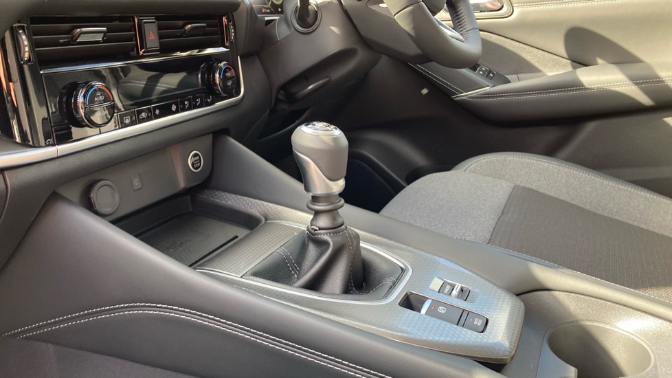 Nissan Qashqai 1.3 DiG-T MH N-Connecta 5dr Petrol Hatchback - Image 13