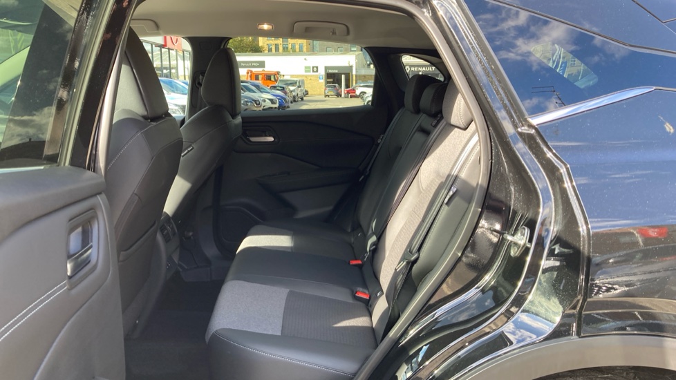 Nissan Qashqai 1.3 DiG-T MH N-Connecta 5dr Petrol Hatchback - Image 16