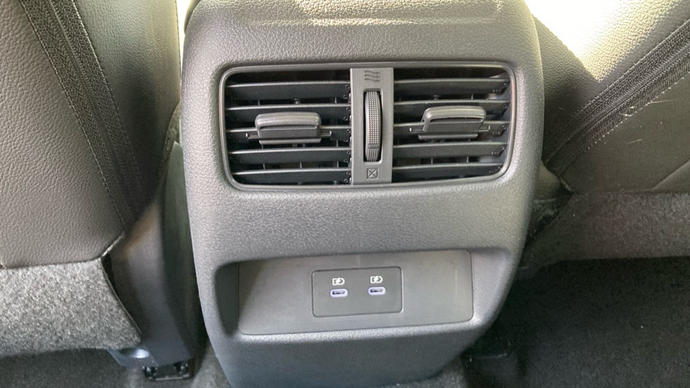 Nissan Qashqai 1.3 DiG-T MH N-Connecta 5dr Petrol Hatchback - Image 23