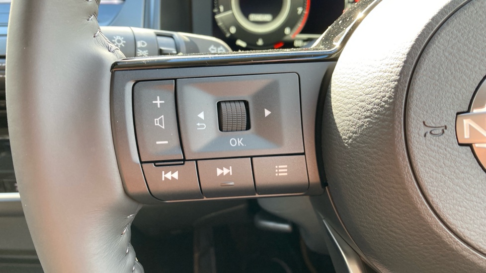 Nissan Qashqai 1.3 DiG-T MH N-Connecta 5dr Petrol Hatchback - Image 32