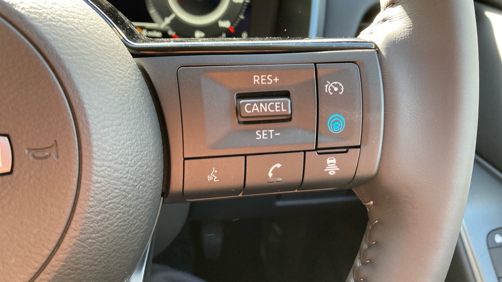 Nissan Qashqai 1.3 DiG-T MH N-Connecta 5dr Petrol Hatchback - Image 33