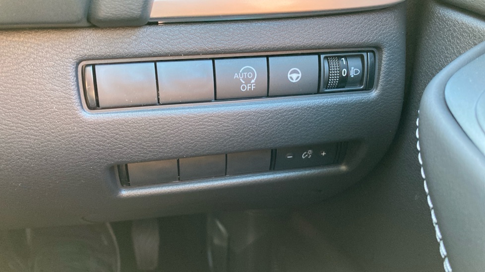 Nissan Qashqai 1.3 DiG-T MH N-Connecta 5dr Petrol Hatchback - Image 34