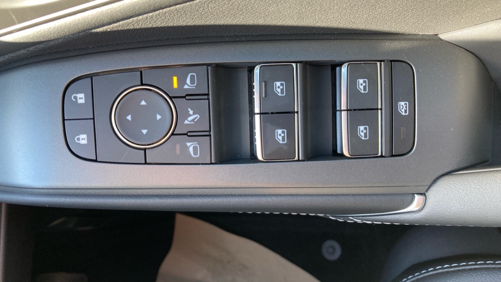 Nissan Qashqai 1.3 DiG-T MH N-Connecta 5dr Petrol Hatchback - Image 35