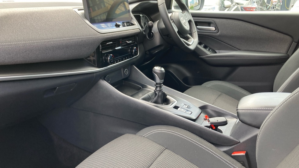 Nissan Qashqai 1.3 DiG-T MH Acenta Premium 5dr Petrol Hatchback - Image 13