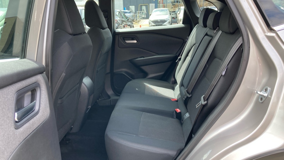 Nissan Qashqai 1.3 DiG-T MH Acenta Premium 5dr Petrol Hatchback - Image 16