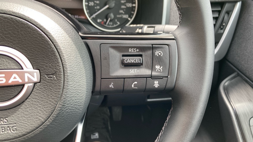 Nissan Qashqai 1.3 DiG-T MH Acenta Premium 5dr Petrol Hatchback - Image 30