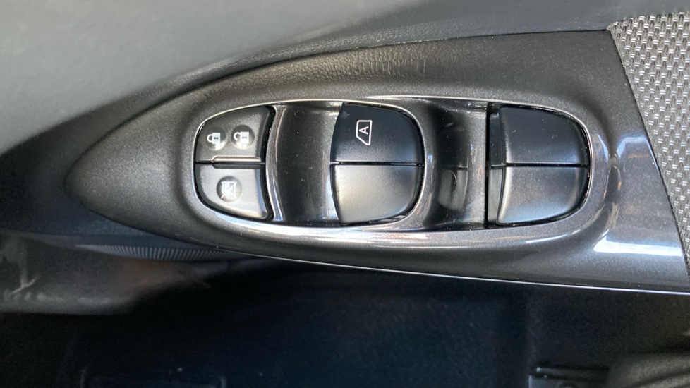 Nissan Juke 1.2 DiG-T N-Connecta 5dr Petrol Hatchback - Image 27