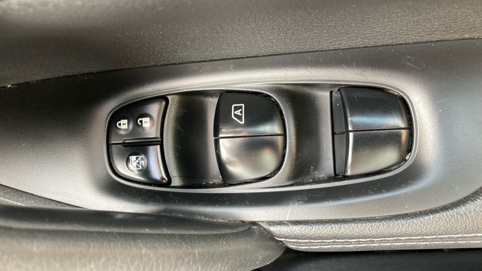 Nissan Qashqai 1.2 DiG-T Tekna [Non-Panoramic] 5dr Xtronic Petrol Hatchback - Image 27