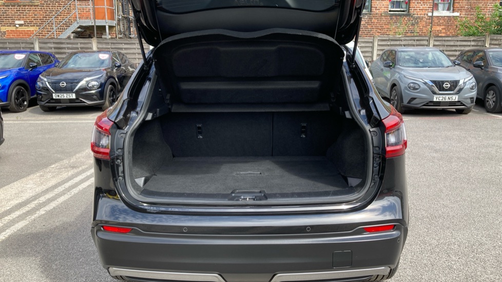 Nissan Qashqai 1.5 dCi N-Connecta 5dr Diesel Hatchback - Image 4