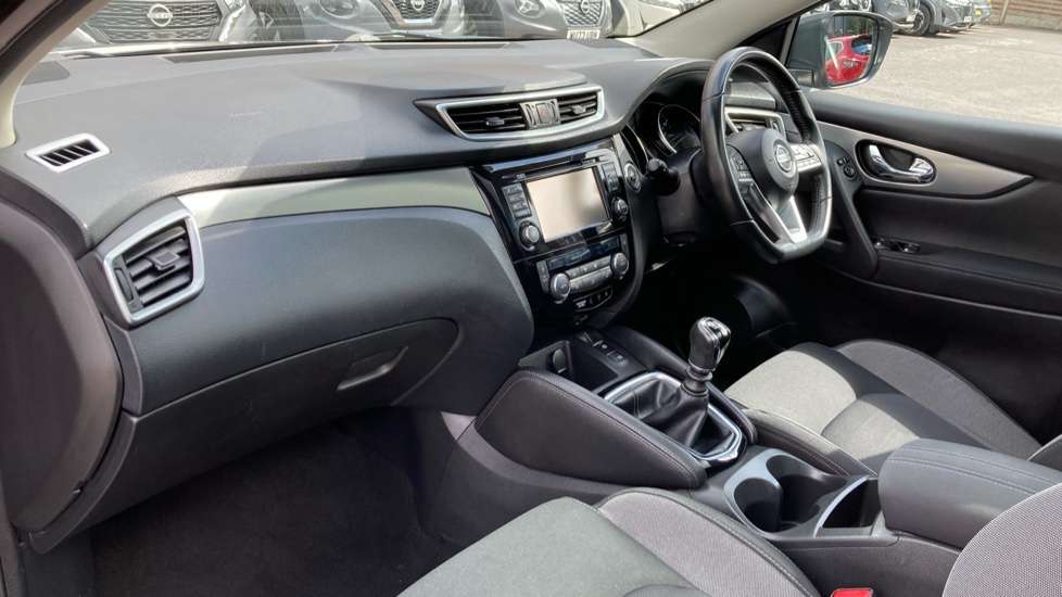 Nissan Qashqai 1.5 dCi N-Connecta 5dr Diesel Hatchback - Image 9