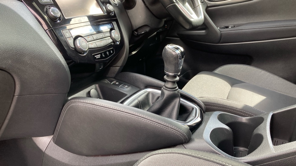 Nissan Qashqai 1.5 dCi N-Connecta 5dr Diesel Hatchback - Image 13