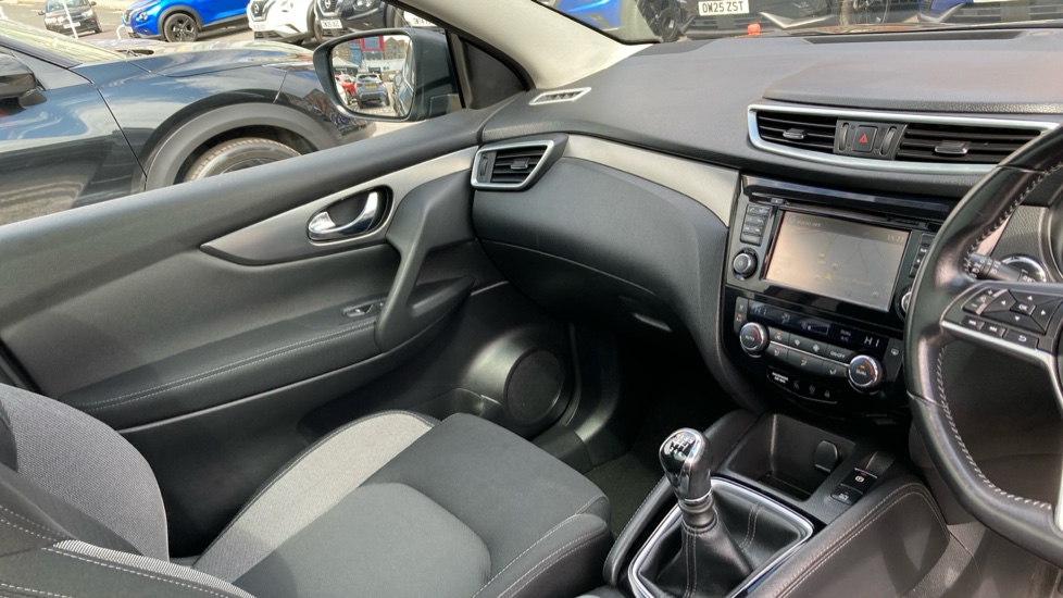 Nissan Qashqai 1.5 dCi N-Connecta 5dr Diesel Hatchback - Image 14